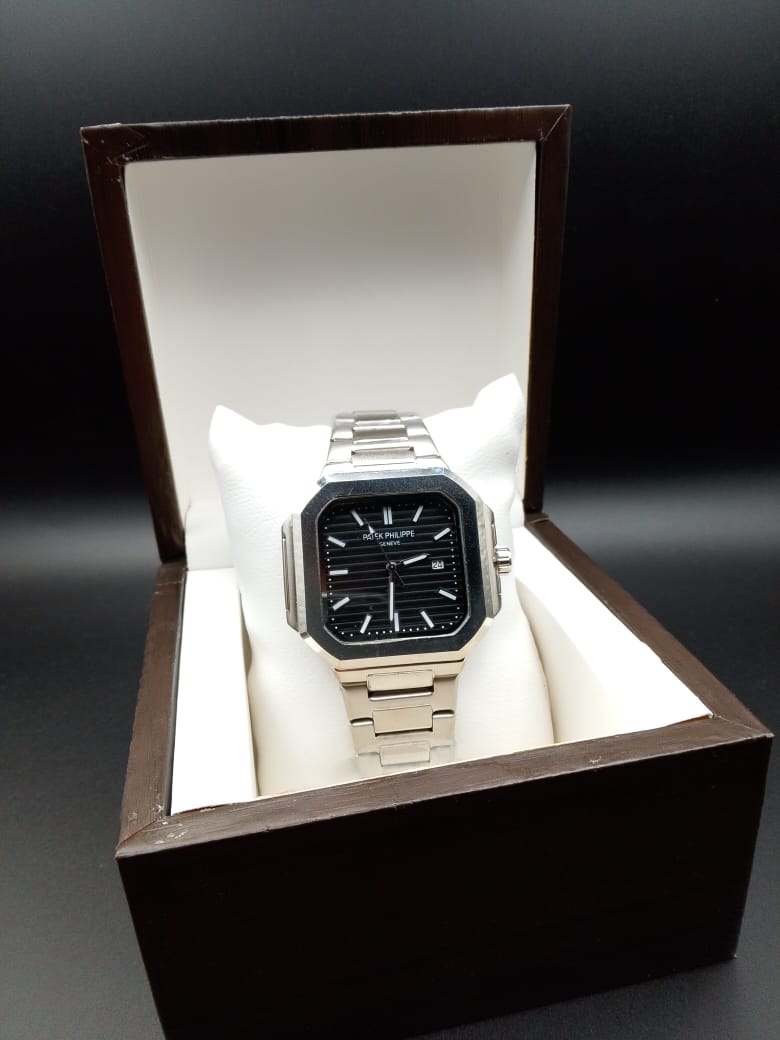 PATEK PHILIPPES
NAUTILUS-DATE SWEEP (BLACK)